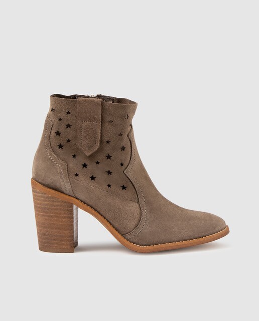 Botins de camurça cinzentos