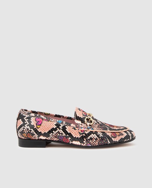 Mocassins em pele com gravura de serpente