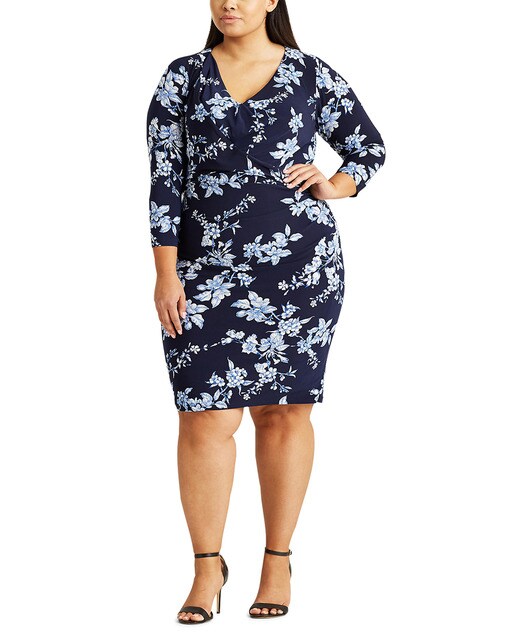 Vestido de tamanhos grandes com estampado floral e manga 3/4 Vestido de tamanhos grandes com estampado floral e manga 3/4