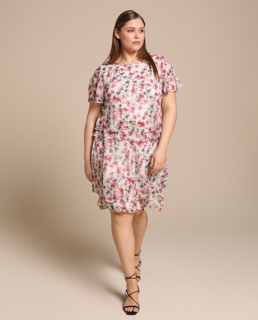 Vestido curto tamanhos grandes com camadas e estampado floral Vestido curto tamanhos grandes com camadas e estampado floral