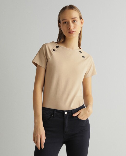 T-shirt de mulher com manga raglã curta e decote redondo