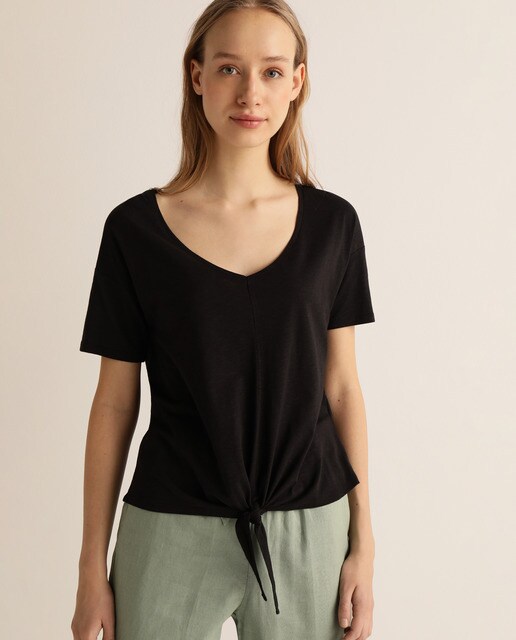 T-shirt de mulher com manga curta e decote em bico T-shirt de mulher com manga curta e decote em bico