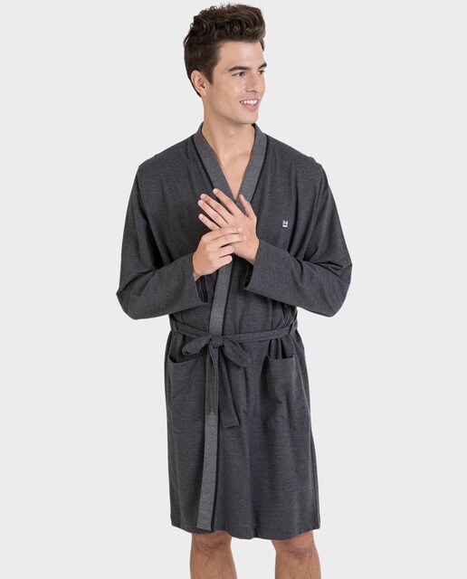 Robe cinzento de homem