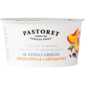 Yogur griego azucarado con naranja melocotón y cardamomo con leche de