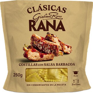 Clásicas pasta fresca ravioli al huevo relleno con costillas con salsa