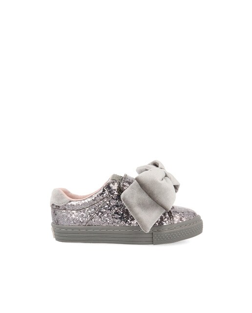Zapatillas deportivas de bebé niña Gioseppo en color plata con glitter y lazo Zapatillas deportivas de bebé niña Gioseppo en color plata con glitter y lazo