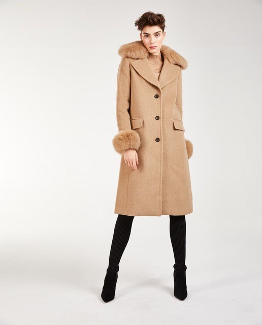 Abrigo de mujer con bolsillos con solapa y pelo en cuello y puños