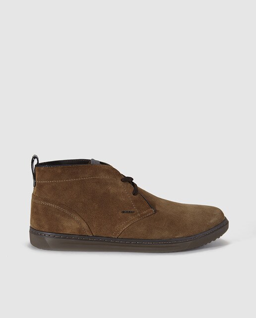 Comunicación Social BOTAS Y BOTINES HOMBRE Los zapatos todoterreno - botines y botas para hombres. Los botines y las botas son zapatos imprescindibles para la temporada de otoño-invierno en la moda de hombre. Disponemos de una gran selección de botas de alta calidad .