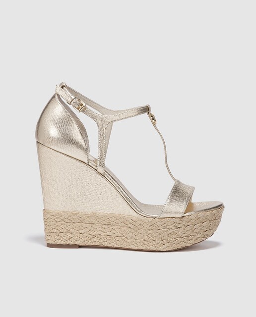 Alpargatas de cuña de mujer Michael Kors de piel doradas. Modelo KERRI WEDGE.