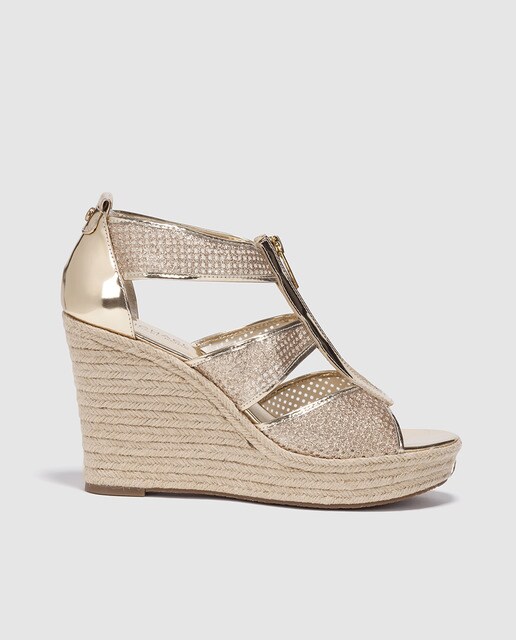 Alpargatas de cuña de mujer de Michael Kors doradas. Modelo DAMITA WEDGE.