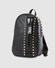 mochila negra tachuelas