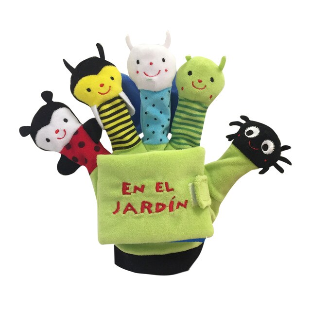 Libro guante en el jardín