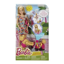 barbie pasea a sus perritos