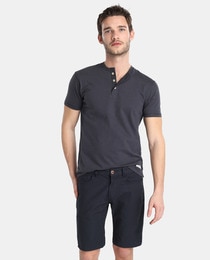 outfit bermuda azul marino hombre