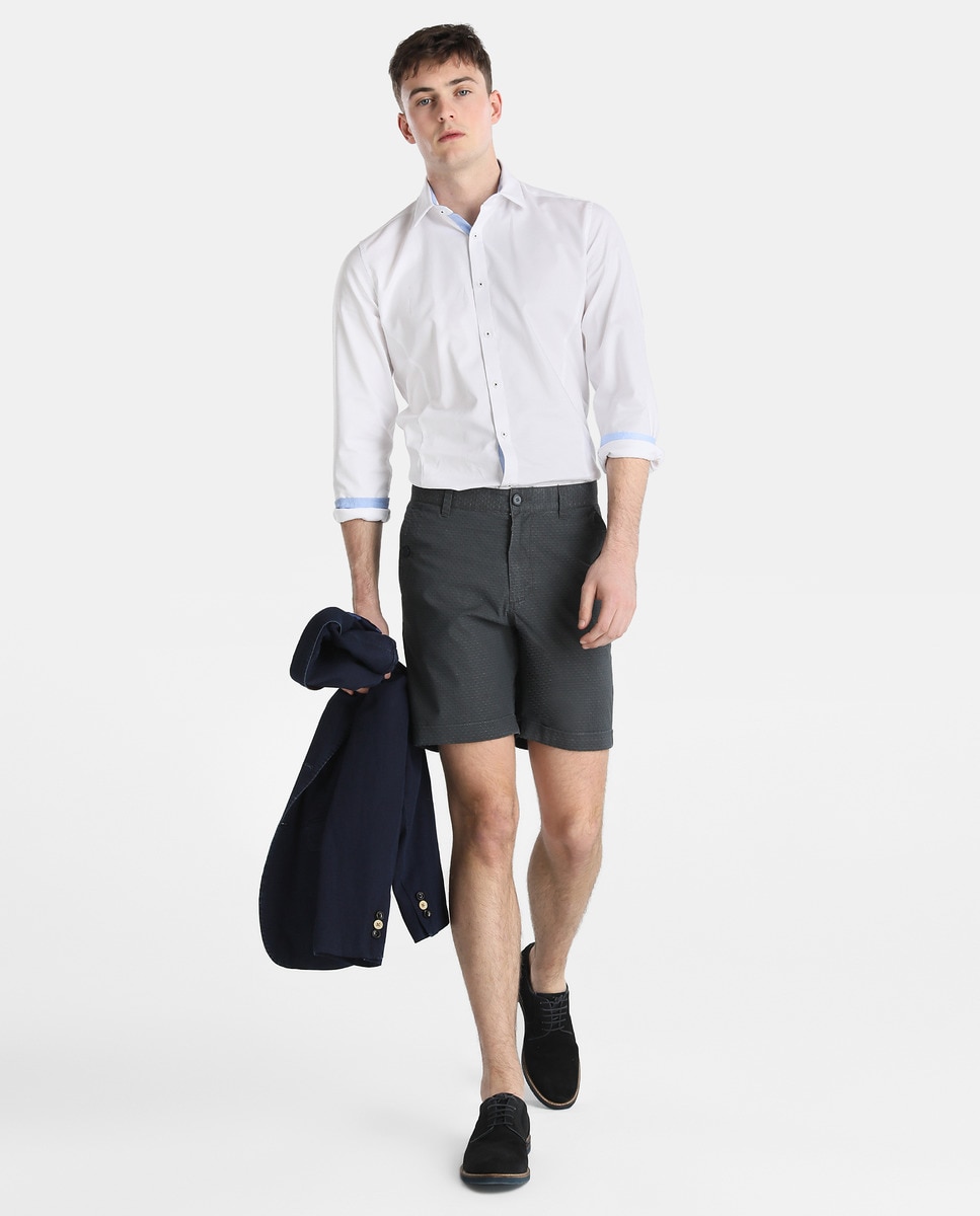 outfit bermuda azul marino hombre