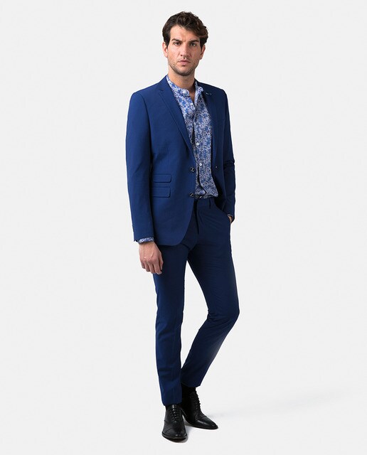 Trajes chico joven Para los trajes de color beige o azul, se recomienda los zapatos oscuros negros y azules, o unos en tono café. Es muy importante que siempre estén limpios y nuevos, nunca arañados o desgastados. Los accesorios son importantes a la hora de llevar un traje.