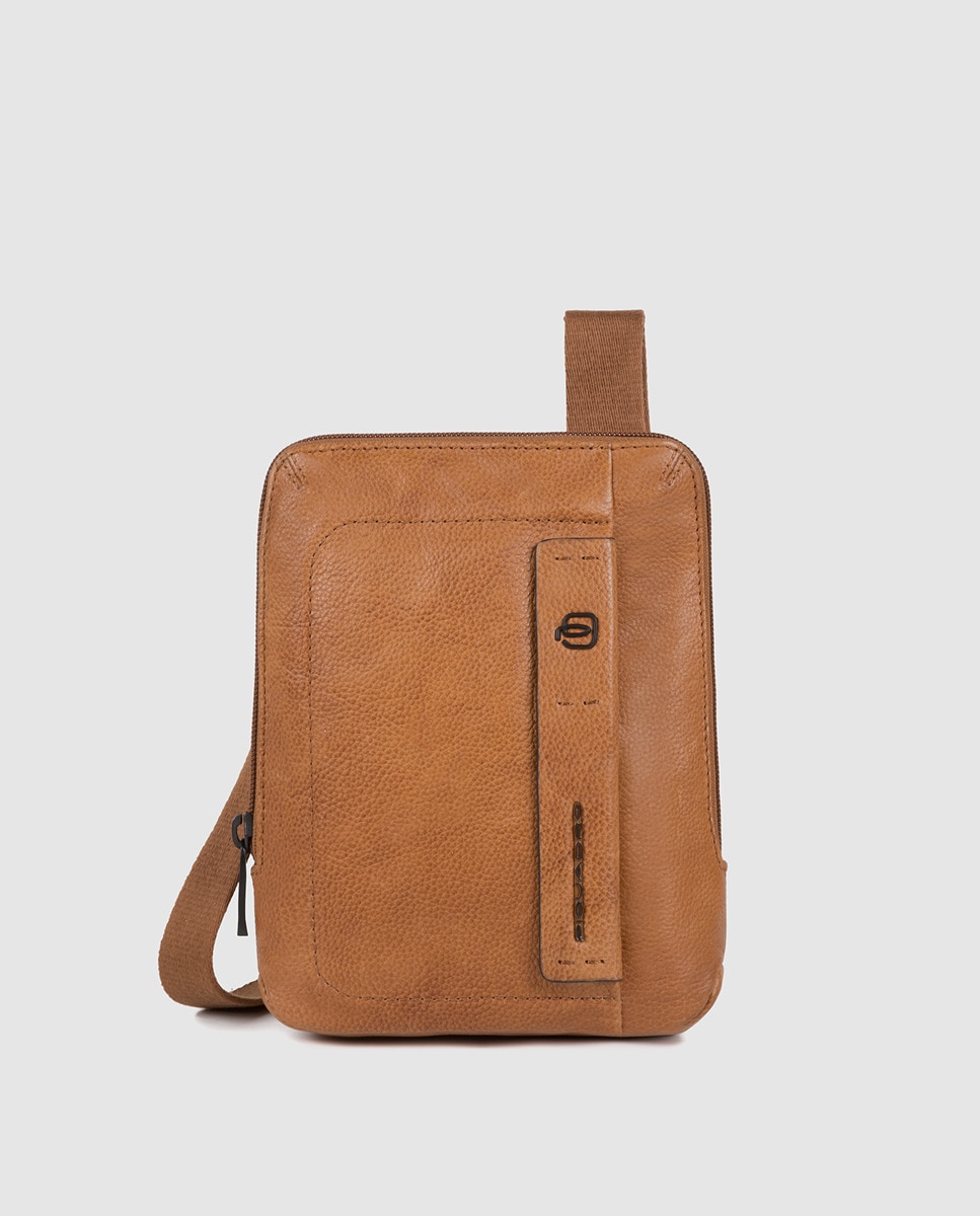 Bandolera pequeña de hombre en piel marrón · Piquadro · Moda · El Corte