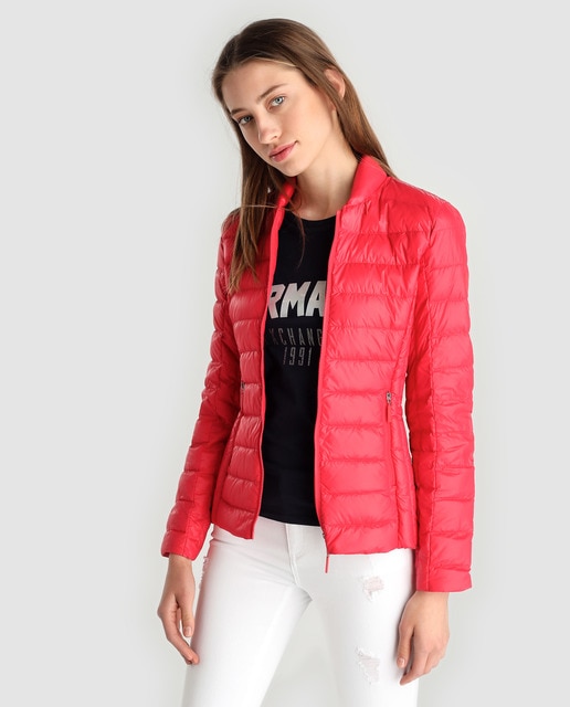 Plumífero ligero de mujer Armani Exchange en color rojo · Armani