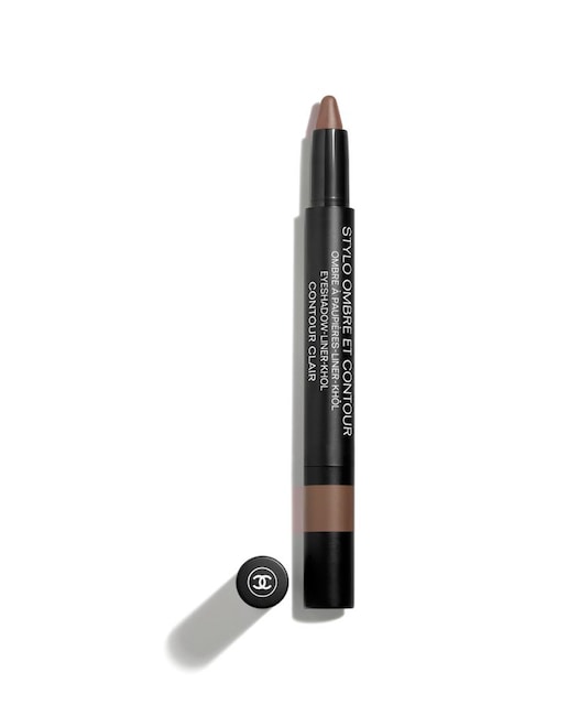 CHANEL – Con su mina semigruesa, Stylo Ombre et Contour puede utilizarse como khôl, delineador, sombra de ojos. En unos gestos viste su mirada según sus deseos.