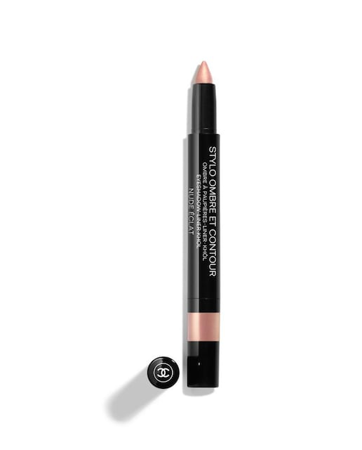 CHANEL – Con su mina semigruesa, Stylo Ombre et Contour puede utilizarse como khôl, delineador, sombra de ojos. En unos gestos viste su mirada según sus deseos.