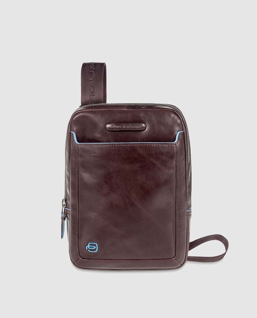 Bandolera pequeña de hombre en piel de color marrón · Piquadro · Moda