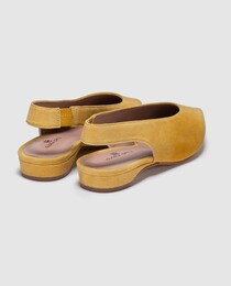 Sapatos rasos de mulher Gloria Ortiz tipo mules mostarda