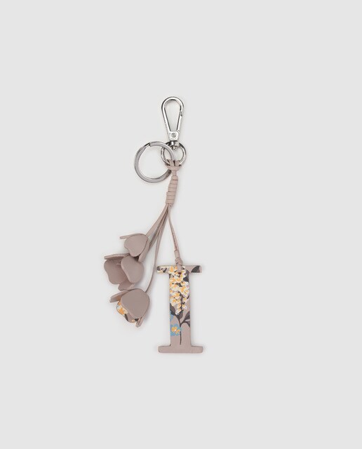 Porta-chaves de conta El Corte Inglés em pele em tom taupe com estampado floral e inicial I bordada