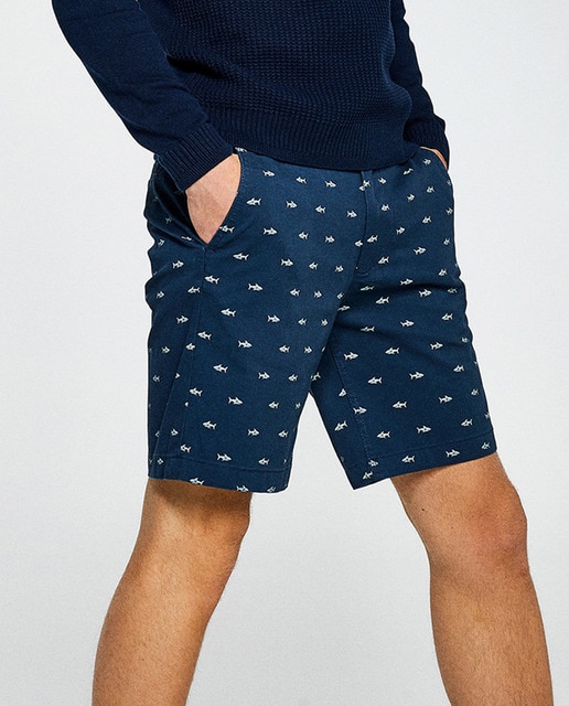 outfit bermuda azul marino hombre