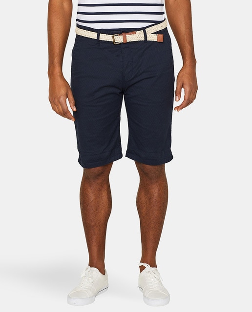 outfit bermuda azul marino hombre