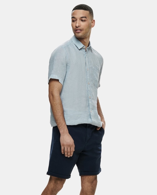 outfit bermuda azul marino hombre