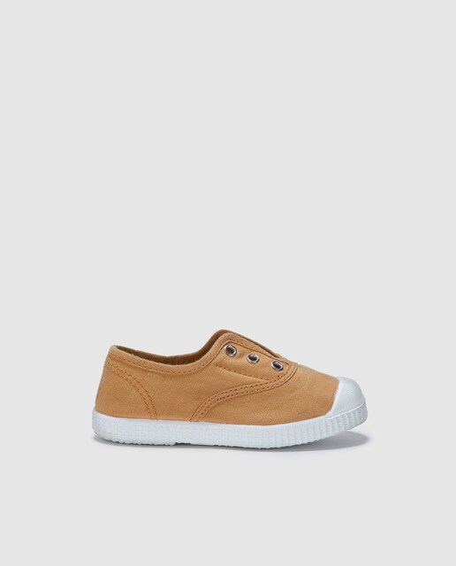 Zapatillas de lona de niños Kids Collection de color mostaza con cierre de elásticos