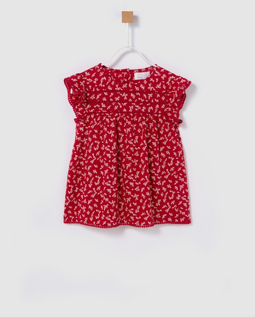 blusa roja niña