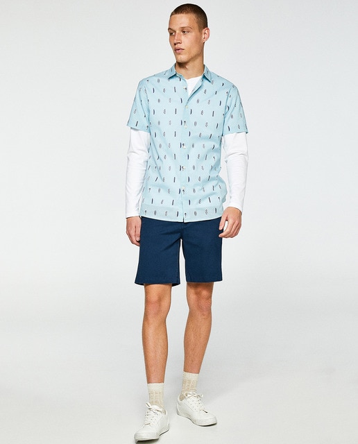 outfit bermuda azul marino hombre