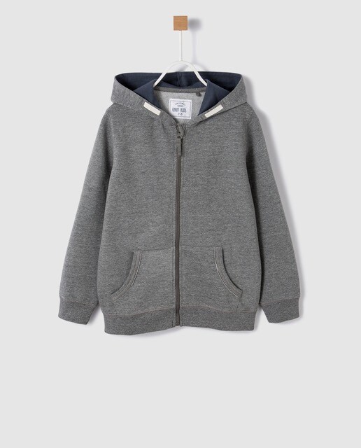 sudadera roja con capucha niño