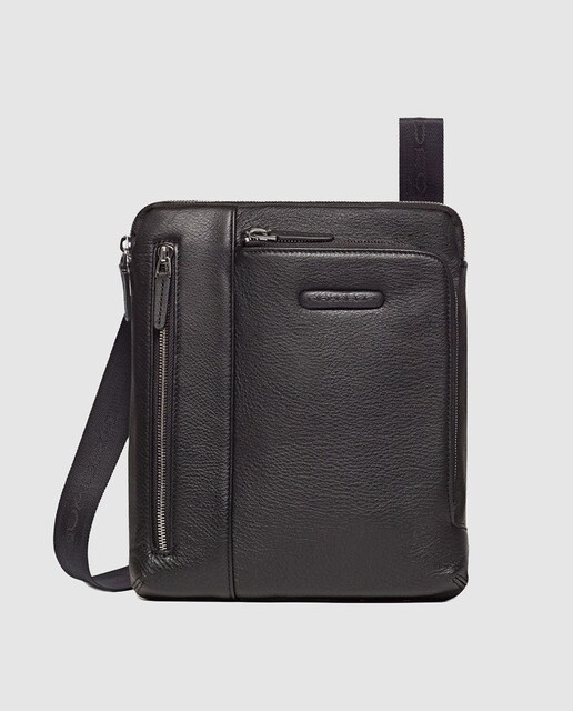 Mala a tiracolo pequena de homem Piquadro preta em pele com fecho de correr