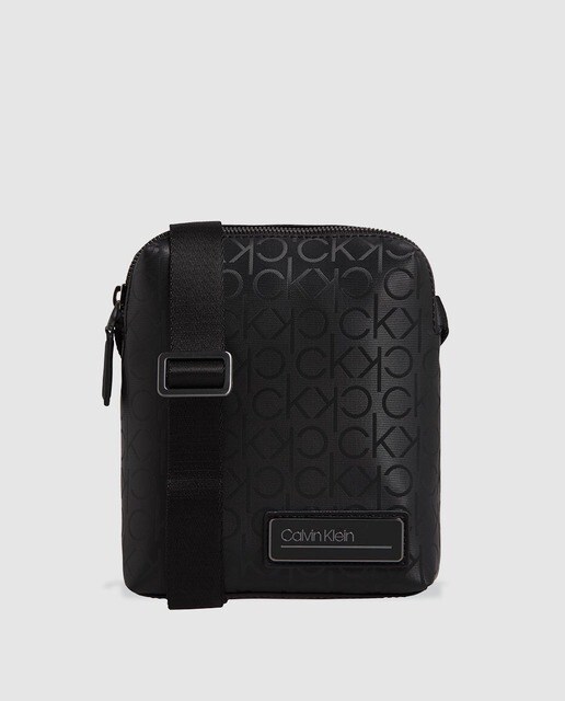 Mala a tiracolo pequena de homem Calvin Klein preta com fecho de correr e estampado da marca