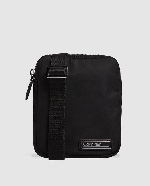 Mala a tiracolo de homem Calvin Klein preta lisa com fecho de correr