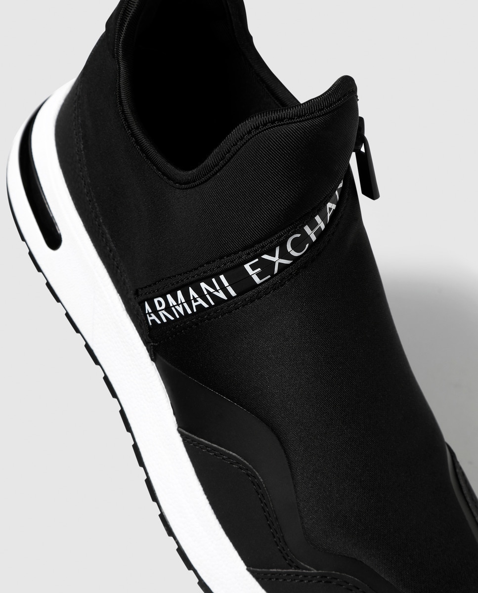 Zapatillas deportivas de hombre Armani Exchange en color negro con cierre de cremallera · Armani