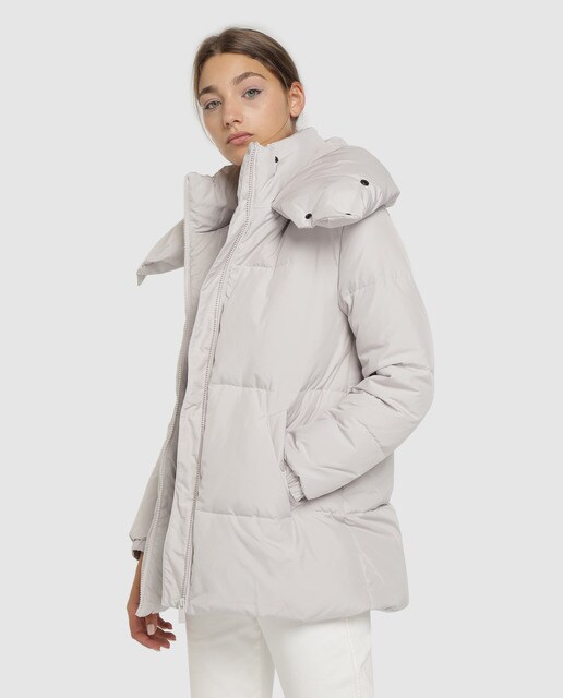 Blusão acolchoado de mulher com penugem e gola alta