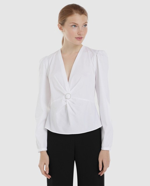 Blusa de mulher com decote em bico e manga comprida