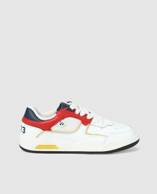 Sapatilhas desportivas brancas com atacadores