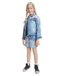 Cazadora vaquera de niña con caracolas y lentejuelas Cazadora vaquera con caracolas y lentejuelas |