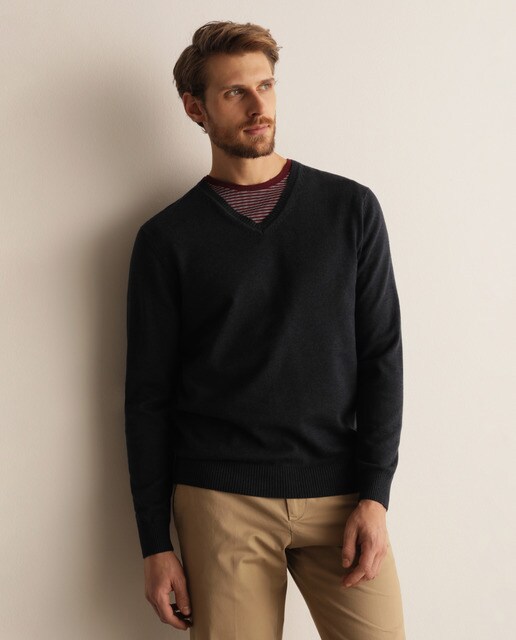 Camisola de homem azul com decote em bico