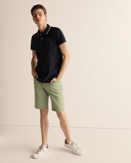 outfit bermuda verde hombre
