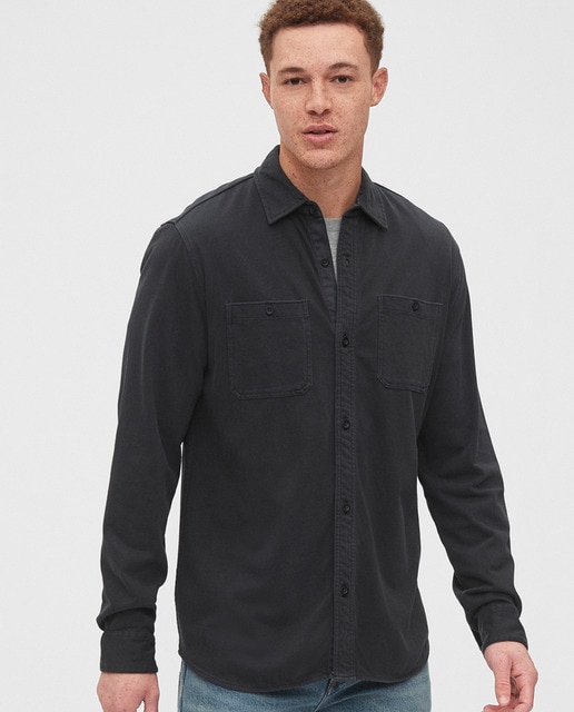 camisa gris oscuro hombre