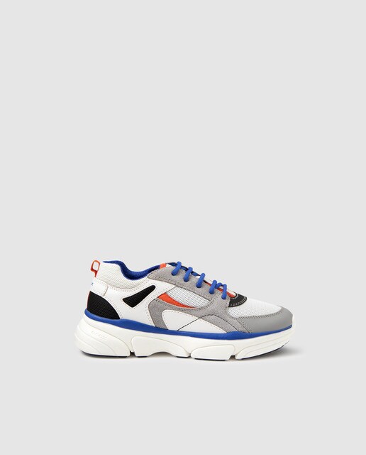 Sapatilhas em pele brancas com atacadores