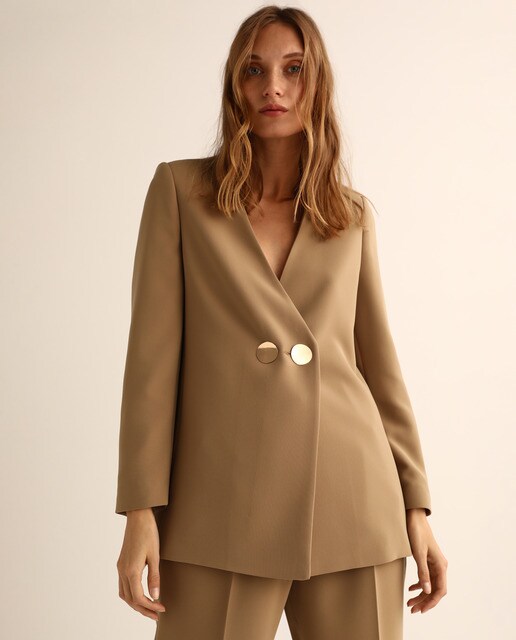 Casaco camel com maxi botões
