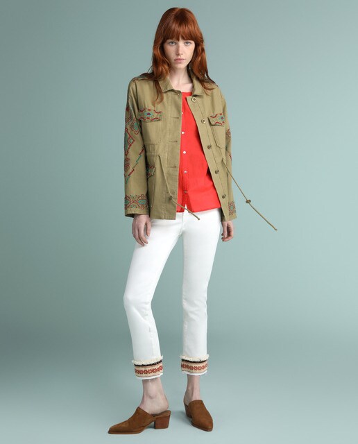 Jeans straight de mulher com passamanaria na bainha