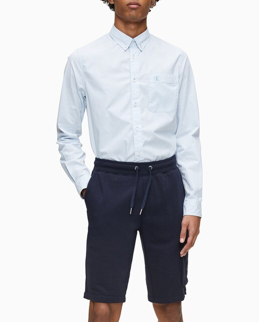 Camisa regular às riscas azul-claro e branca