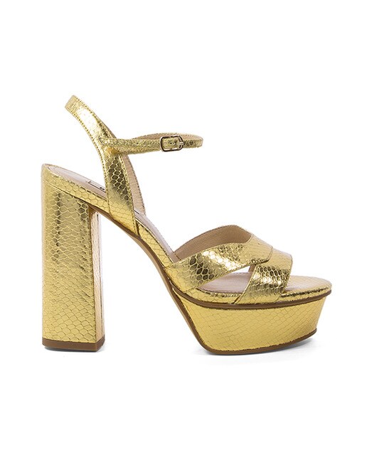 Sandálias de tacão douradas com plataforma à frente